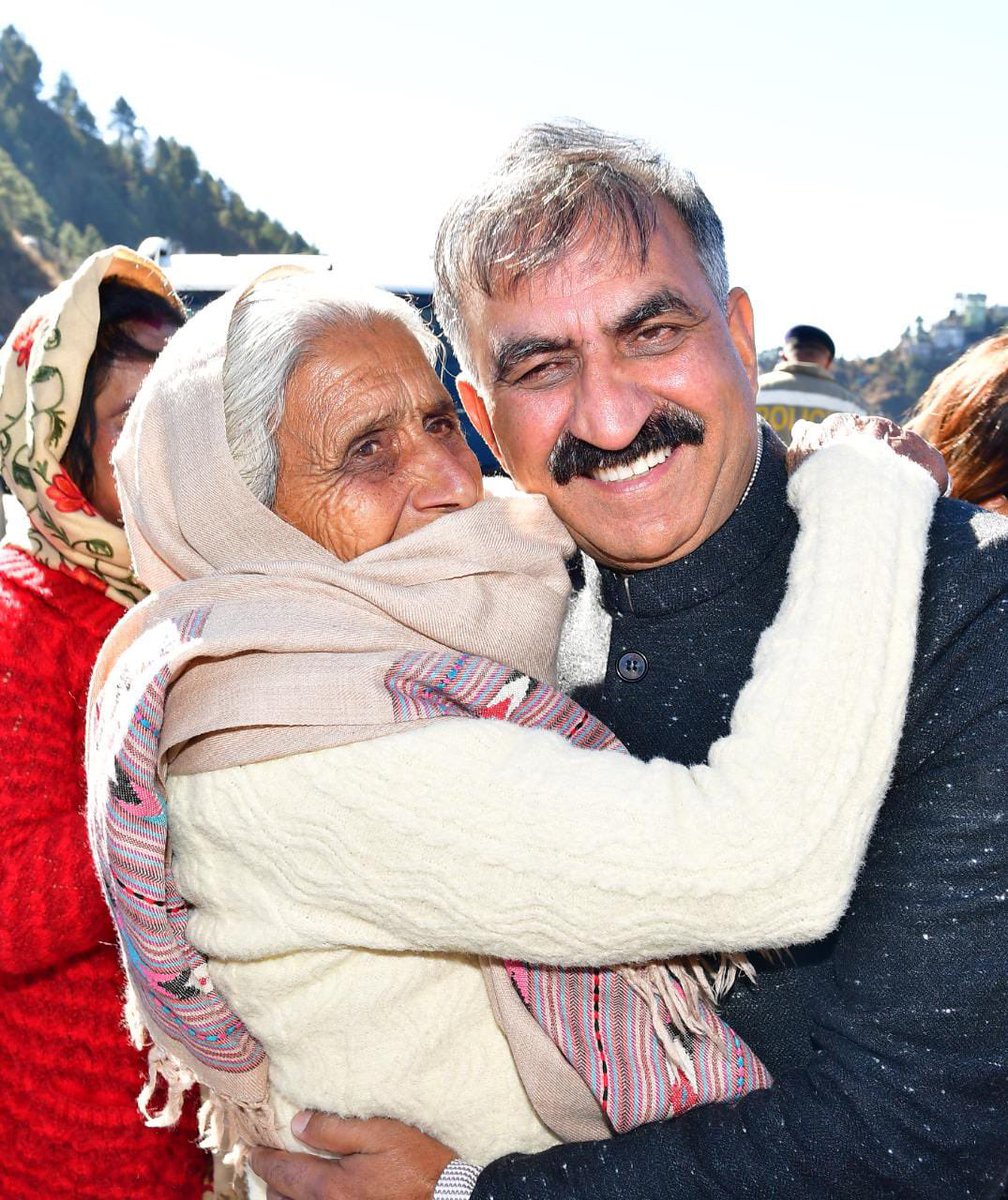 Maa. ❤️

Chief Minister #SukhvinderSinghSukkhu seeking blessings of his mother after taking oath.