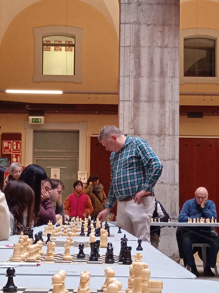 escacstarragona's tweet photo. Avui estem fent simultànies amb el gran GM Alexei Shirov  al Pati Jaume I del @TGNAjuntament https://t.co/r1U54fRYMc