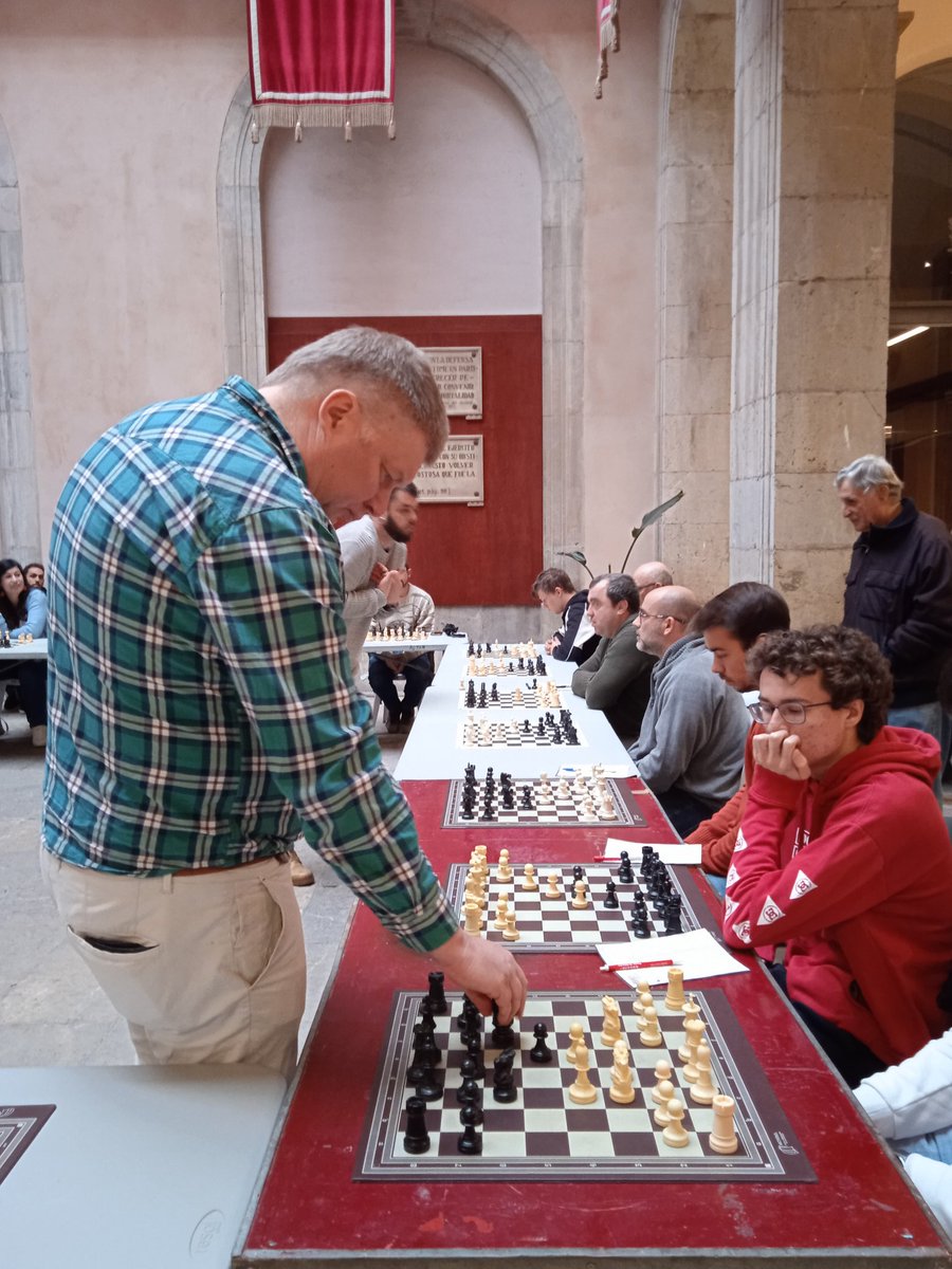 escacstarragona's tweet photo. Avui estem fent simultànies amb el gran GM Alexei Shirov  al Pati Jaume I del @TGNAjuntament https://t.co/r1U54fRYMc