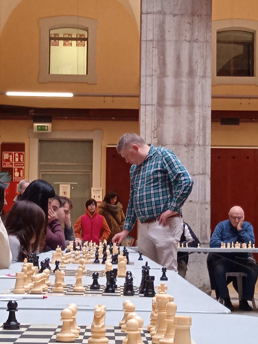 escacstarragona's tweet photo. Avui estem fent simultànies amb el gran GM Alexei Shirov  al Pati Jaume I del @TGNAjuntament https://t.co/r1U54fRYMc