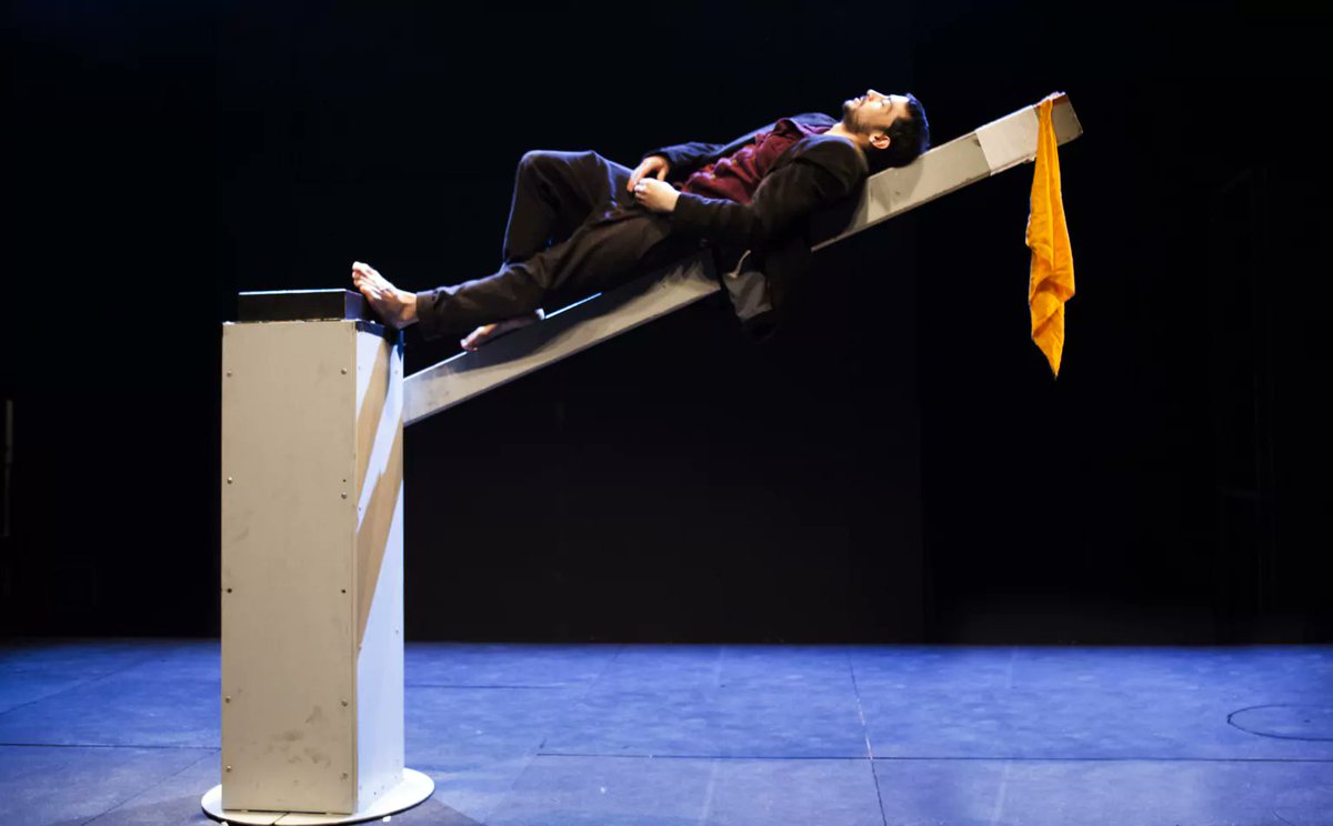 [critique] <a href="/fanny_imbert/">Fanny Imbert</a> Le retour d’Hektor et de son poétique voyage au @MonfortTheatre  bit.ly/3Wb55G2 Matias Pilet valse ainsi autant avec la lumière qu’avec notre imaginaire.
