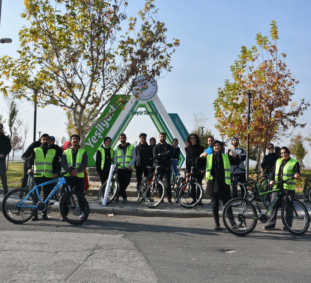 Dünya İnsan Hakları Günü'nde Ahbaplarımız ile birlikte Hilal Parktan, Beylerderesi Parkına kadar bisiklet sürüşü gerçekleştirdik. Desteklerini esirgemeyen Yeşilyurt Belediyesine teşekkür ediyor, güvenliğimizi sağlayan emniyet ekiplerimize sevgilerimizi gönderiyoruz.💚 @ahbap_uni
