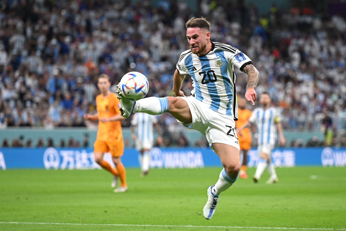 _MateoMJ's tweet photo. ⭐ El mundialazo que está jugando este tipo.

Agarró el puesto vacante de Lo Celso, que parecía irremplazable, y se lo apropió con creces.

Fundamental para el juego interno de la Selección. Es completísimo, y nunca juega abajo de 6 puntos. https://t.co/r7wiSr17Q1