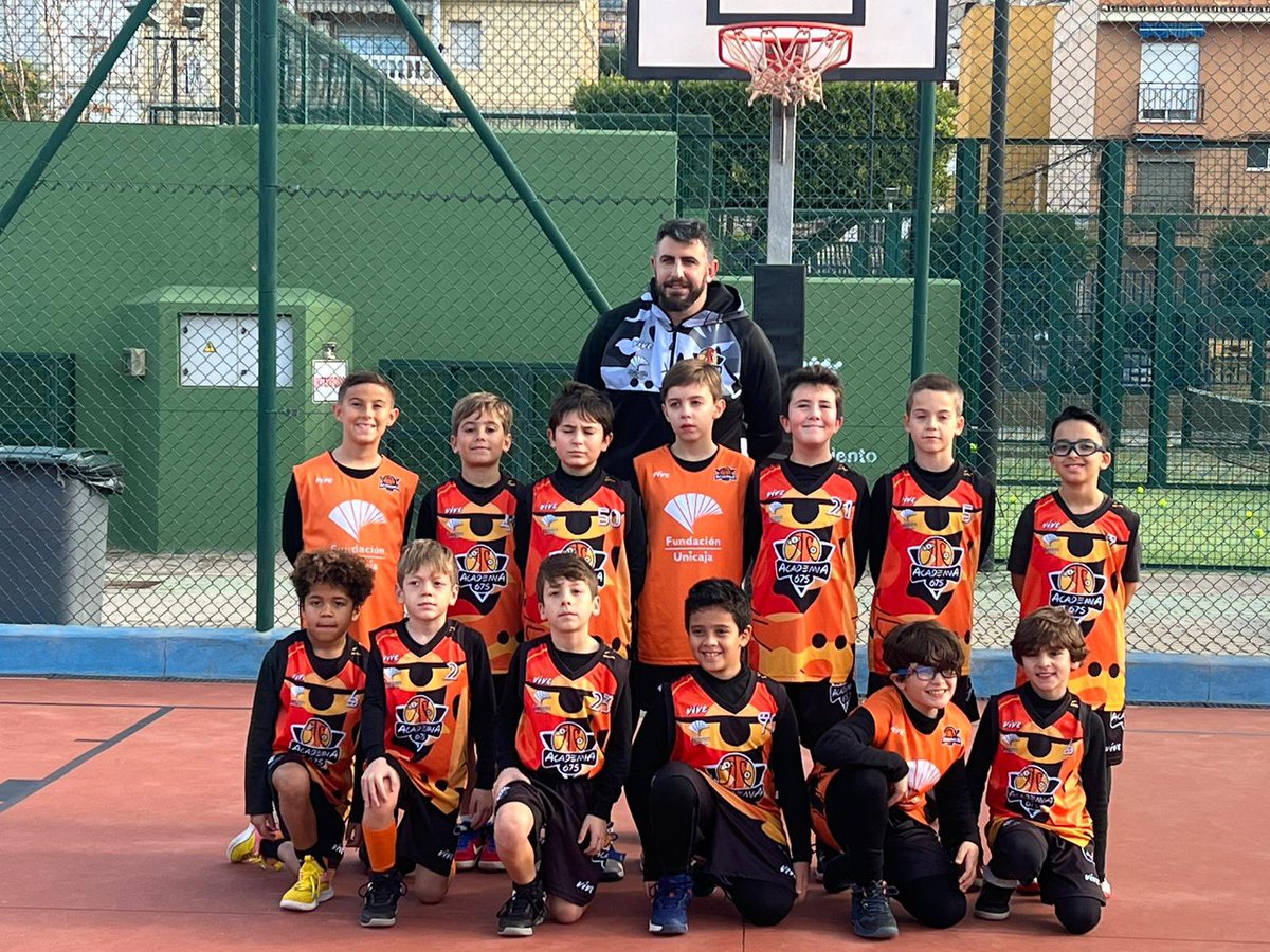 675Academia's tweet photo. 🏀 El equipo #PreminiMasc, apoyado por los #babybasket, jugó en casa ante @AndersenCB un bonito encuentro para seguir aprendiendo juntos. ¡Gran labor formativa #valorcesto!

🟠⚫️ #Academia675 #Formacion https://t.co/oaPrqZaM3t