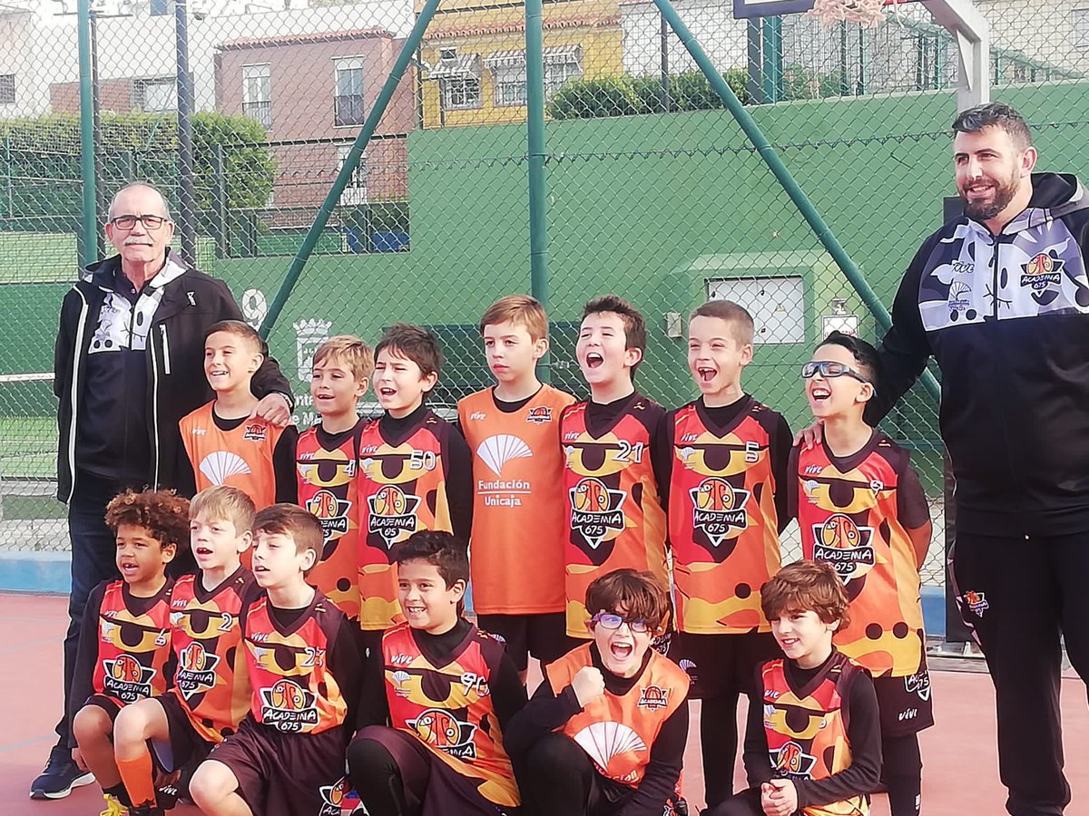 675Academia's tweet photo. 🏀 El equipo #PreminiMasc, apoyado por los #babybasket, jugó en casa ante @AndersenCB un bonito encuentro para seguir aprendiendo juntos. ¡Gran labor formativa #valorcesto!

🟠⚫️ #Academia675 #Formacion https://t.co/oaPrqZaM3t