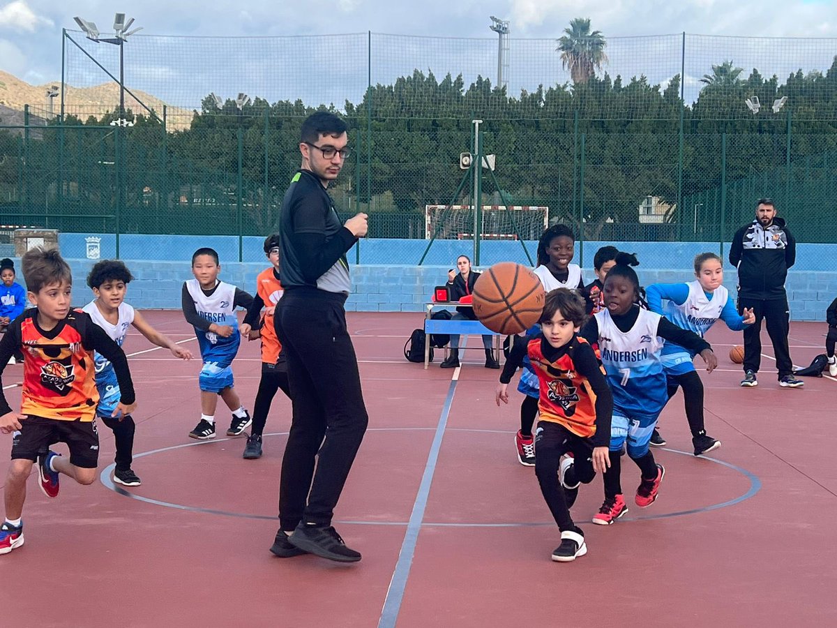 675Academia's tweet photo. 🏀 El equipo #PreminiMasc, apoyado por los #babybasket, jugó en casa ante @AndersenCB un bonito encuentro para seguir aprendiendo juntos. ¡Gran labor formativa #valorcesto!

🟠⚫️ #Academia675 #Formacion https://t.co/oaPrqZaM3t
