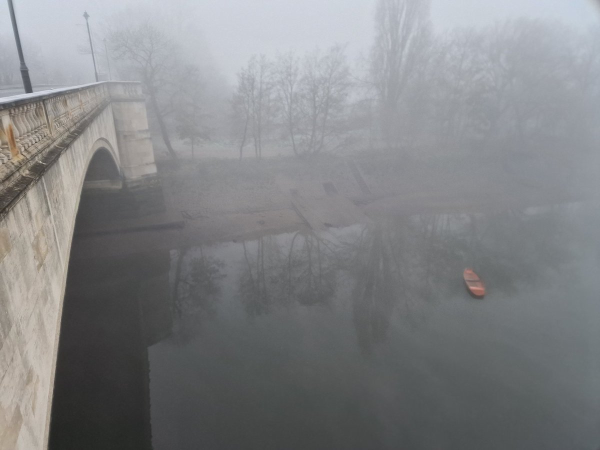 F_Correspondent's tweet photo. @TowerRNLI orange dingy heading your way, unmanned. Just under Chiswick Bridge now https://t.co/fl7TWBimML