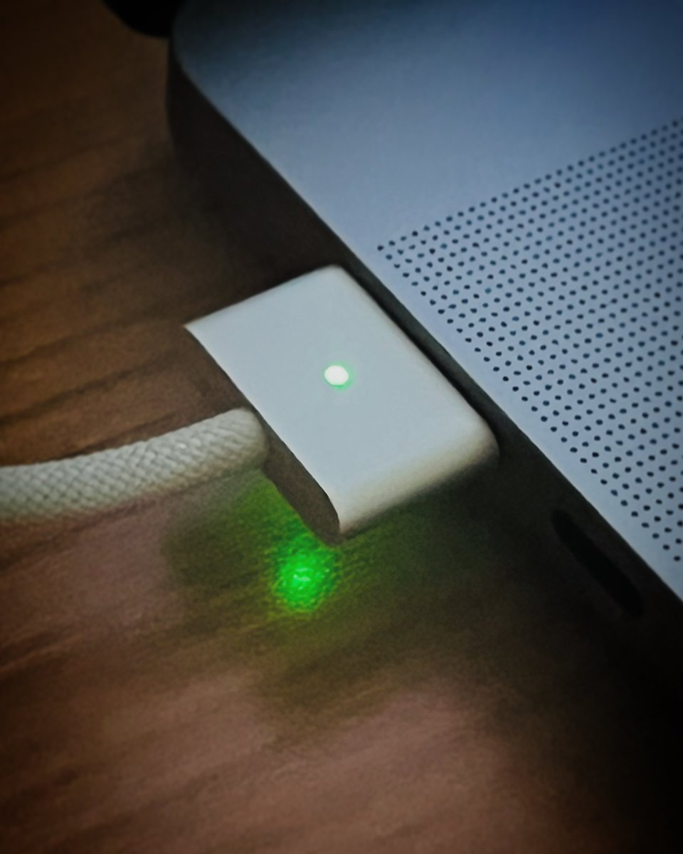 DavidEscutia's tweet photo. Dándole de comer #MacBookProM1Pro https://t.co/NJjjIfEgMk