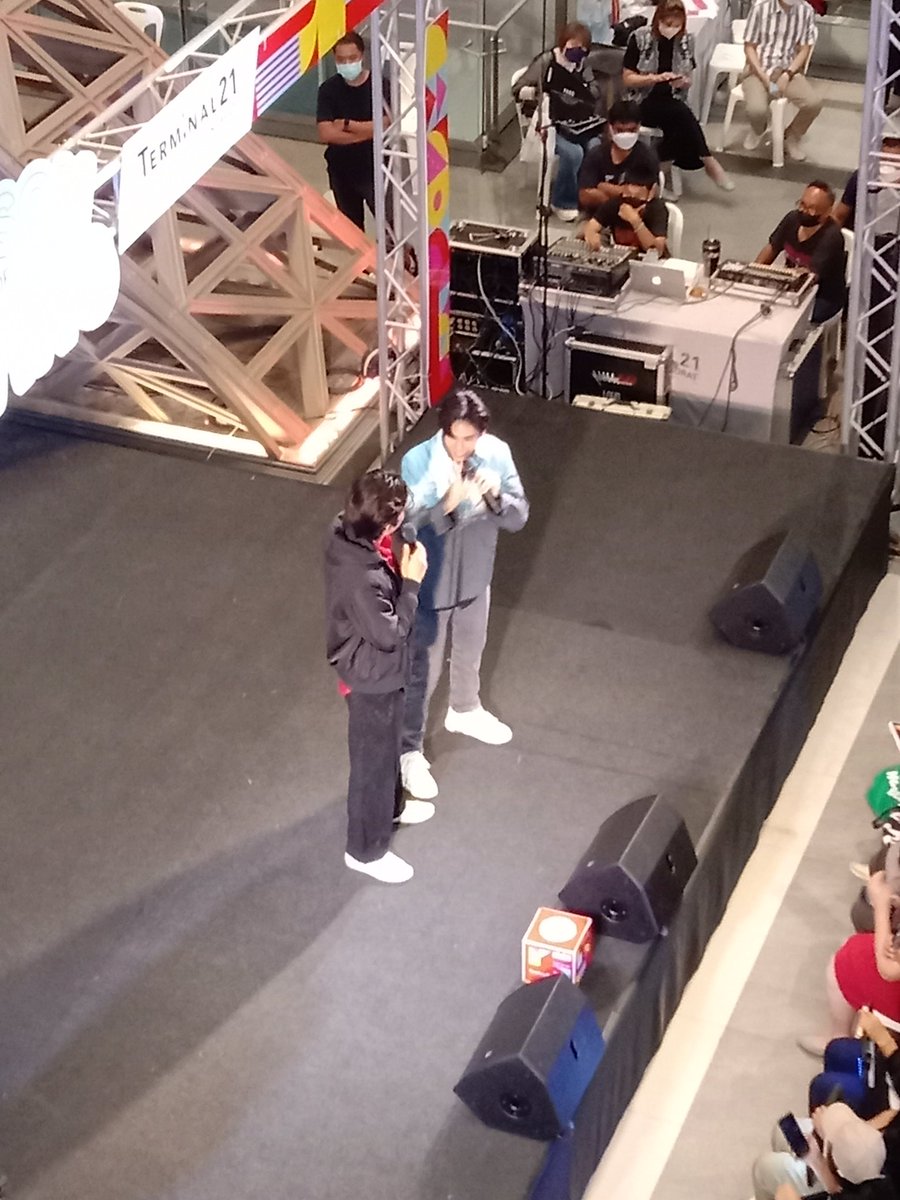 chnrpon's tweet photo. ฮื่อออในที่สุดวันนี้ก็มาถึงวันที่ชีวิตติ่งคอมพลีทน้ำตาจาไหลดีใจมากที่ได้เจอปอนด์ภูวินคนในด้อมก็น่ารักกันมากๆด้วยแต่เสียใจที่ต้องกลับก่อนไม่ได้รอรวมพลเลยฮื้อๆแต่ก็ดีใจที่ได้เจอนะ🧡🤍
#ปอนด์ภูวินทร์ #SeasonOfGivingxPondPhuwin https://t.co/LhRPsAWQel