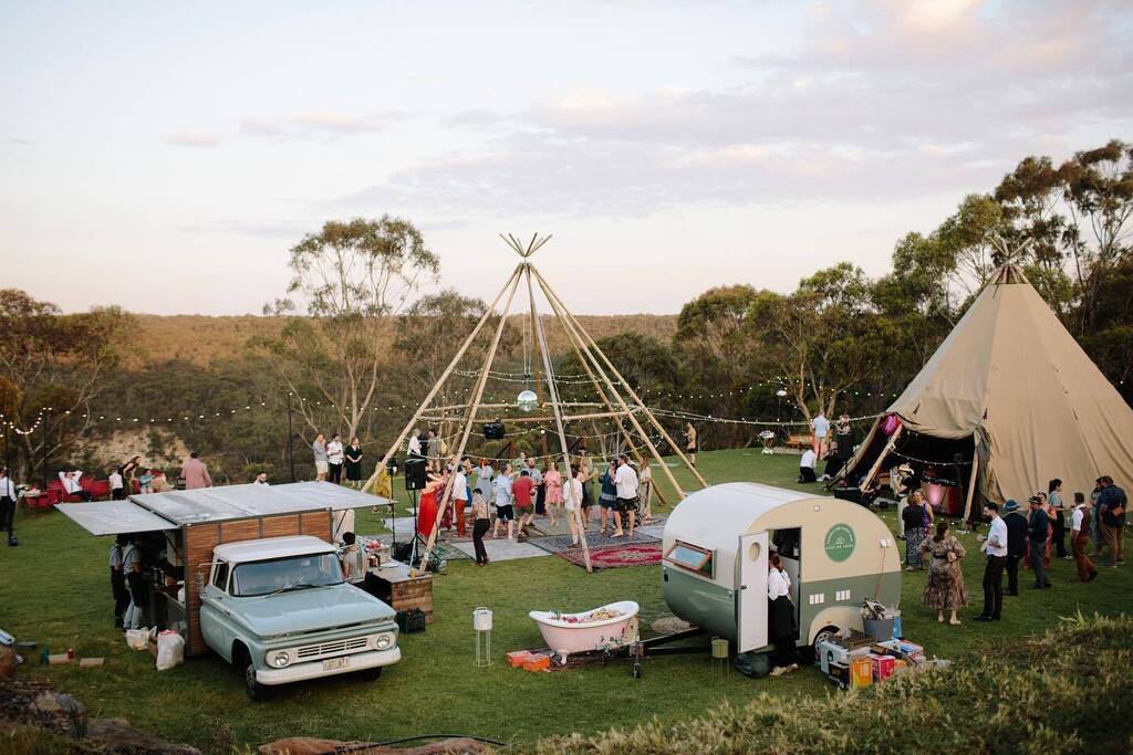 Mit &amp; Jag’s #wedstival was absolutely epic! 

They said “I do” under the gums @campsunnystones_weddings with Ludo the dog as ring barer. 

A first song instead of a first dance and then everyone danced the night away! 

Amazing photos by @itsbeautifulhere

Mit wears <a href="/ellylou/">elly ambroult</a>…
