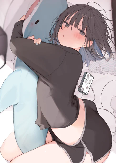 ぬいぐるみにぎゅーしながら寝てたとこ見られてすこし恥ずかしいインナーカラー彼女 