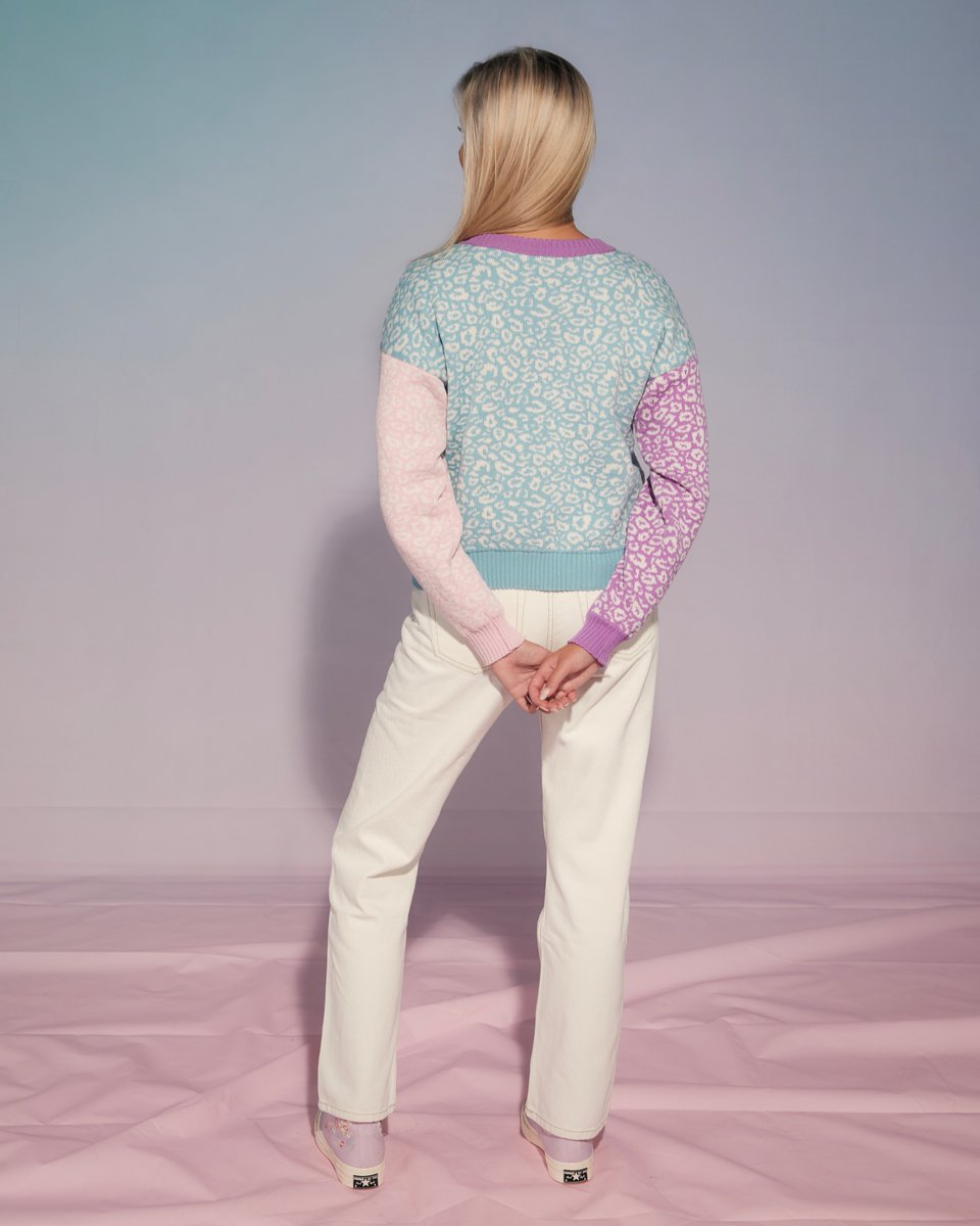 This bold knitted jumper in pastel tones is made on demand in my London studio on a <a href="/Kniterate/">Kniterate</a> using only ethically sourced &amp; traceable yarns from Italy with high standards of animal welfare. Made from 90% wool and 10% cashmere, for a super soft feel 💜 ⠀