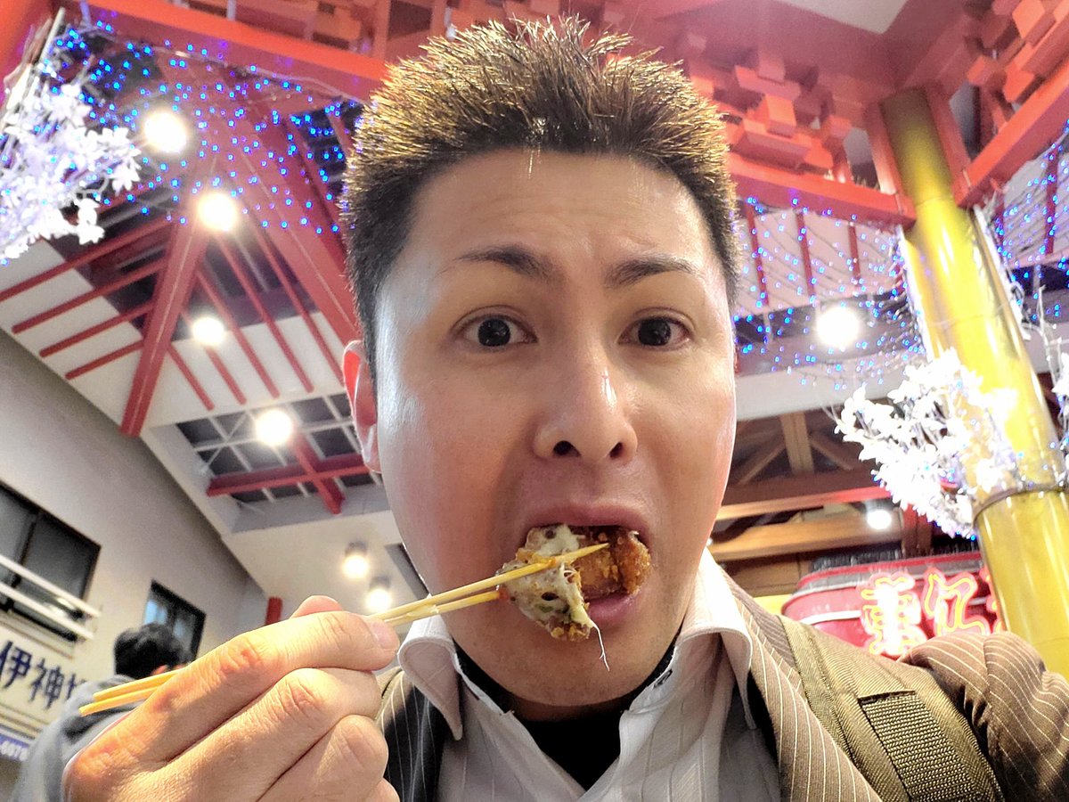 MoonbowWalkers's tweet photo. 本日の大須ゴミ拾い活動後の栄養補給は～？
「まる芳」のチーズ唐揚げ！🐔

大須の唐揚げの名店といえばここ！文句なしの旨さ✨
ﾃﾞﾗｳﾏｧ━━\(≧Д≦)/━━!!!! https://t.co/ytt9VmuHXq