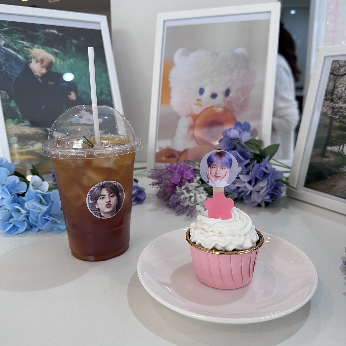 fluffyjelly__'s tweet photo. ขอนั่งข้างๆด้วยป่าว สุดหล่อ💜 #InFullBloomWithJin https://t.co/wGHbojYlwS
