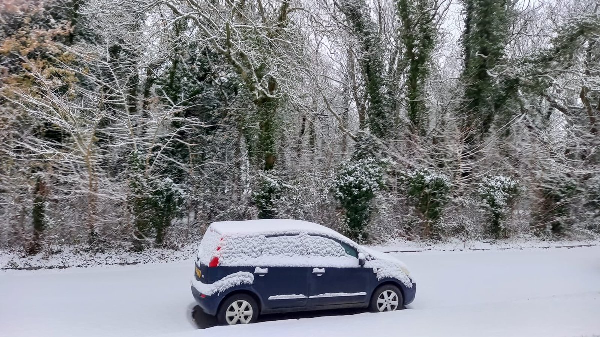 hannahshepp's tweet photo. ⁦@MetMattTaylor⁩ Castle Combe this morning … don’t think Granny will be taking the car out just yet! ⛄️ https://t.co/D6ReIvagc9