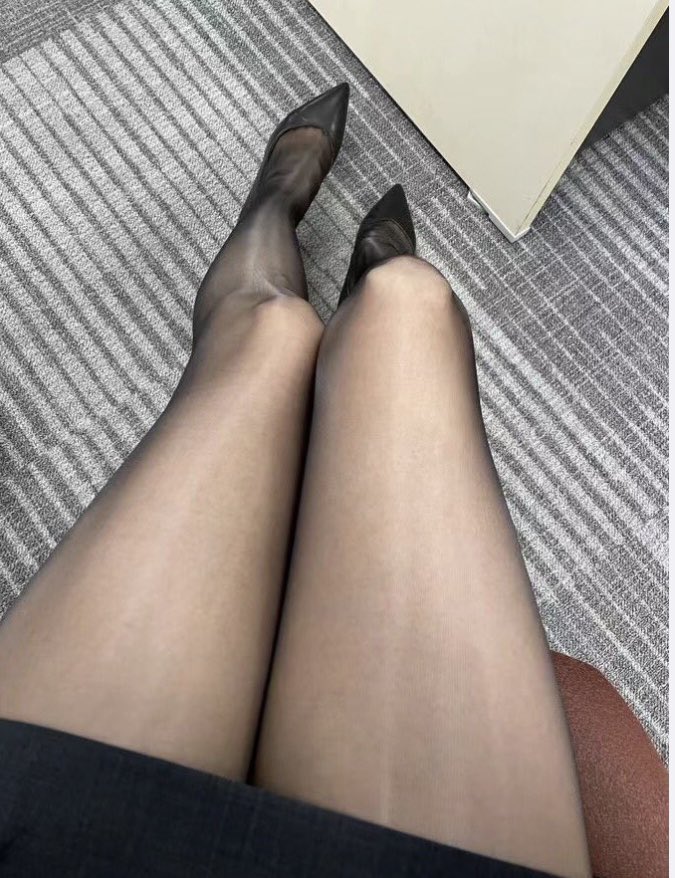 q3p93's tweet photo. 在靠近一点点就让你牵手 #性感 #少妇 #丝袜 #黑丝 https://t.co/QkIwUBphvp
