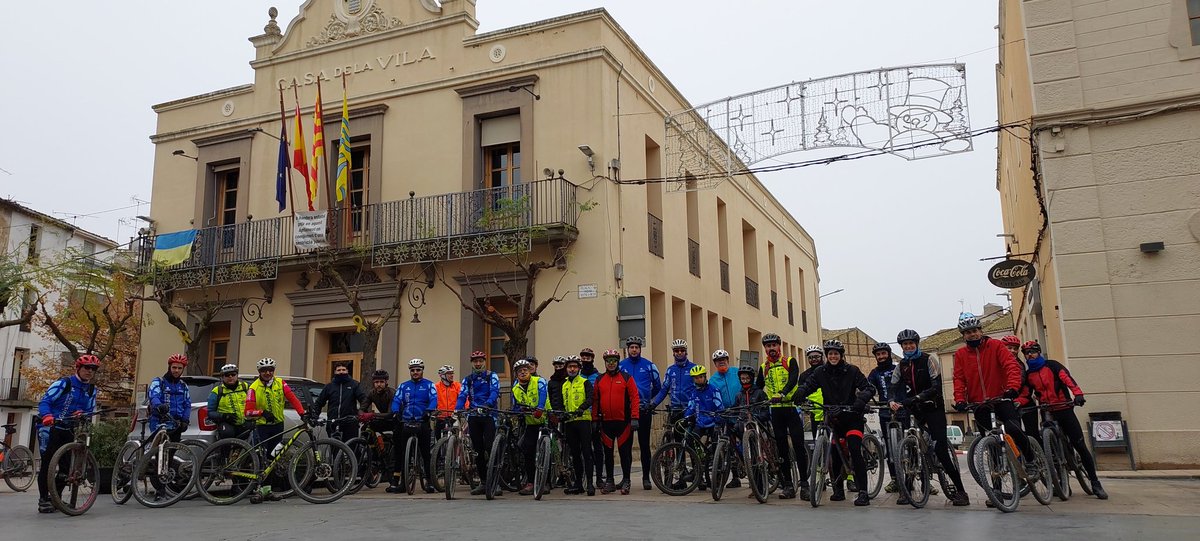CCGuissona's tweet photo. El Club Ciclista Guissona col•labora amb @la_marato amb una pedalada sol.lidària aquest matí. #LaMaratoTV3 @AJGuissona @ciclismecat https://t.co/A586jgILjO