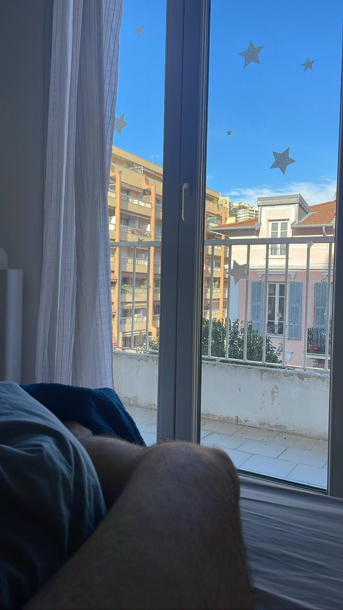 R9 🏼 on Twitter "Bien commencer son dimanche avec une branlette au réveil"