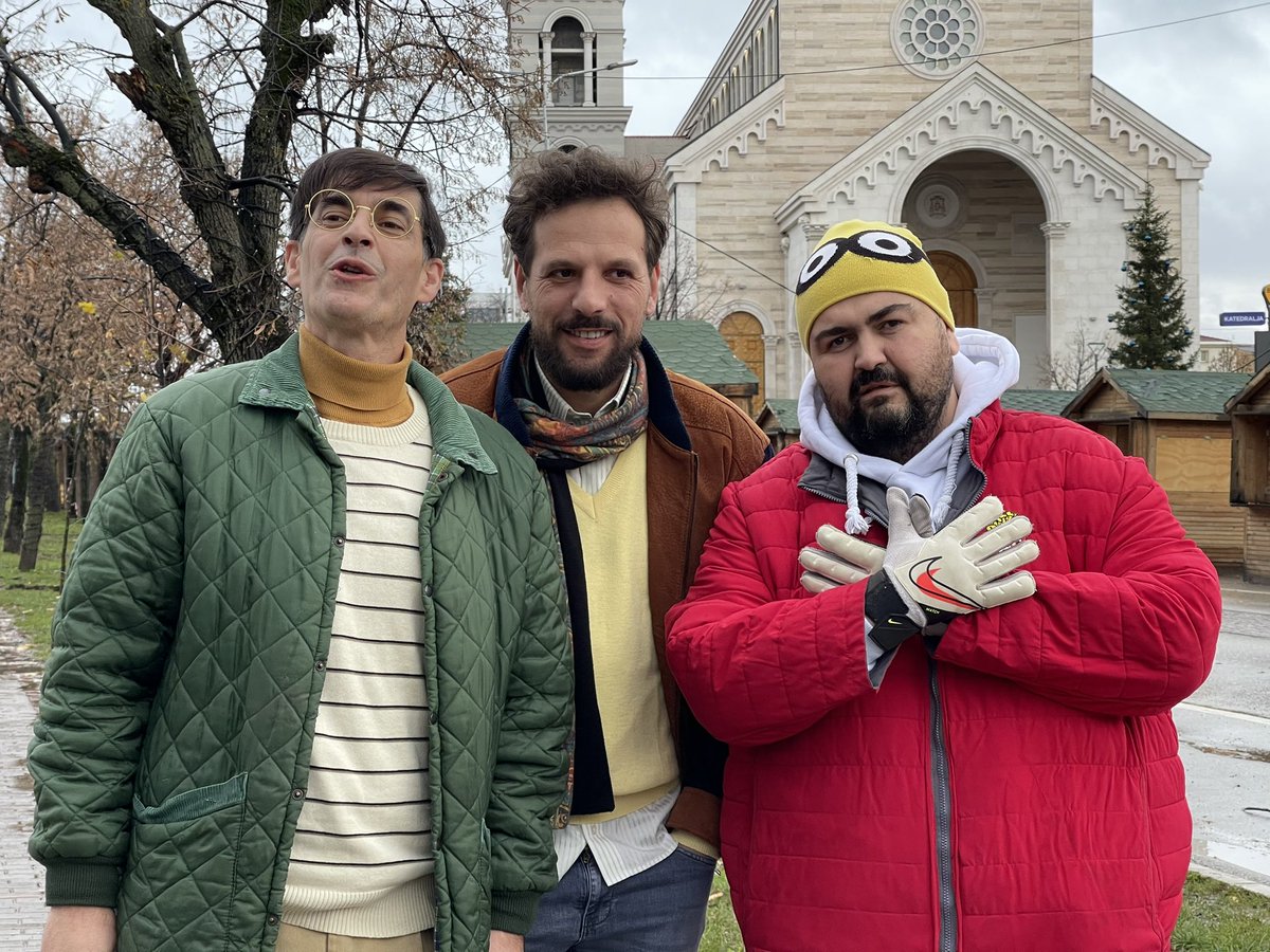 “Na atje, ata ketu” 

Komedi televizive qe do te transmetohet naten e vitit te ri ne T7 🎥 📺 😆 🪩 

🤗🤗🤗