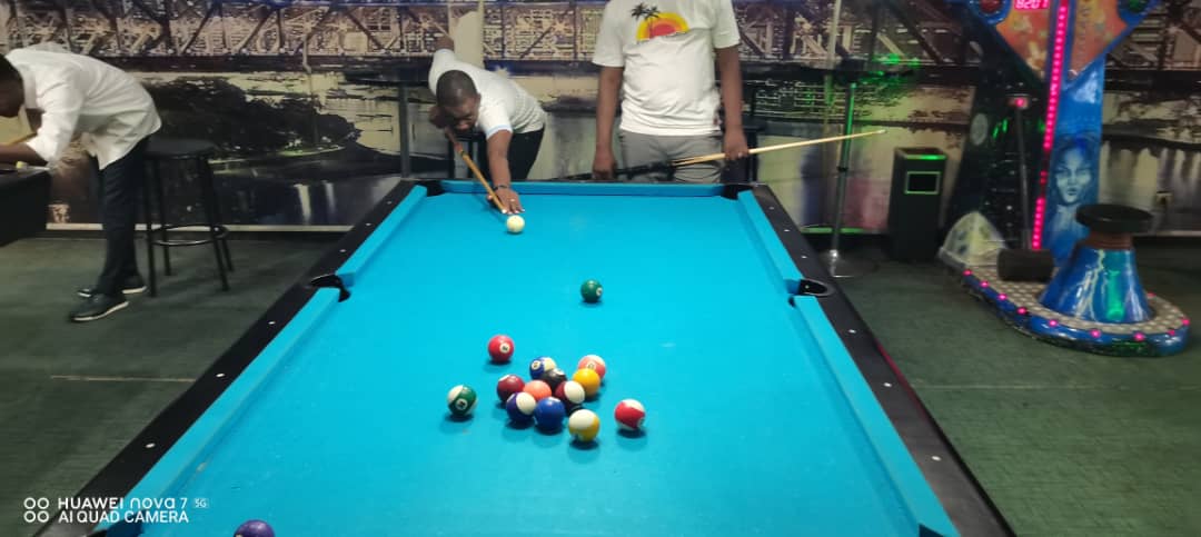bamako_avenir's tweet photo. Quelques images de la soirée bowling (samedi 10 décembre 2022 au complexe #byblos de #Bamako) du #RotaryClubBamakoAvenir et d'autres #rotariens d'autres #clubsRotaryduMali.
C'était super, un pur moment de #camaraderie et d'#amitié !
#RotaryInternational
#RotaryDistrict9101 https://t.co/UzhciG4XrJ
