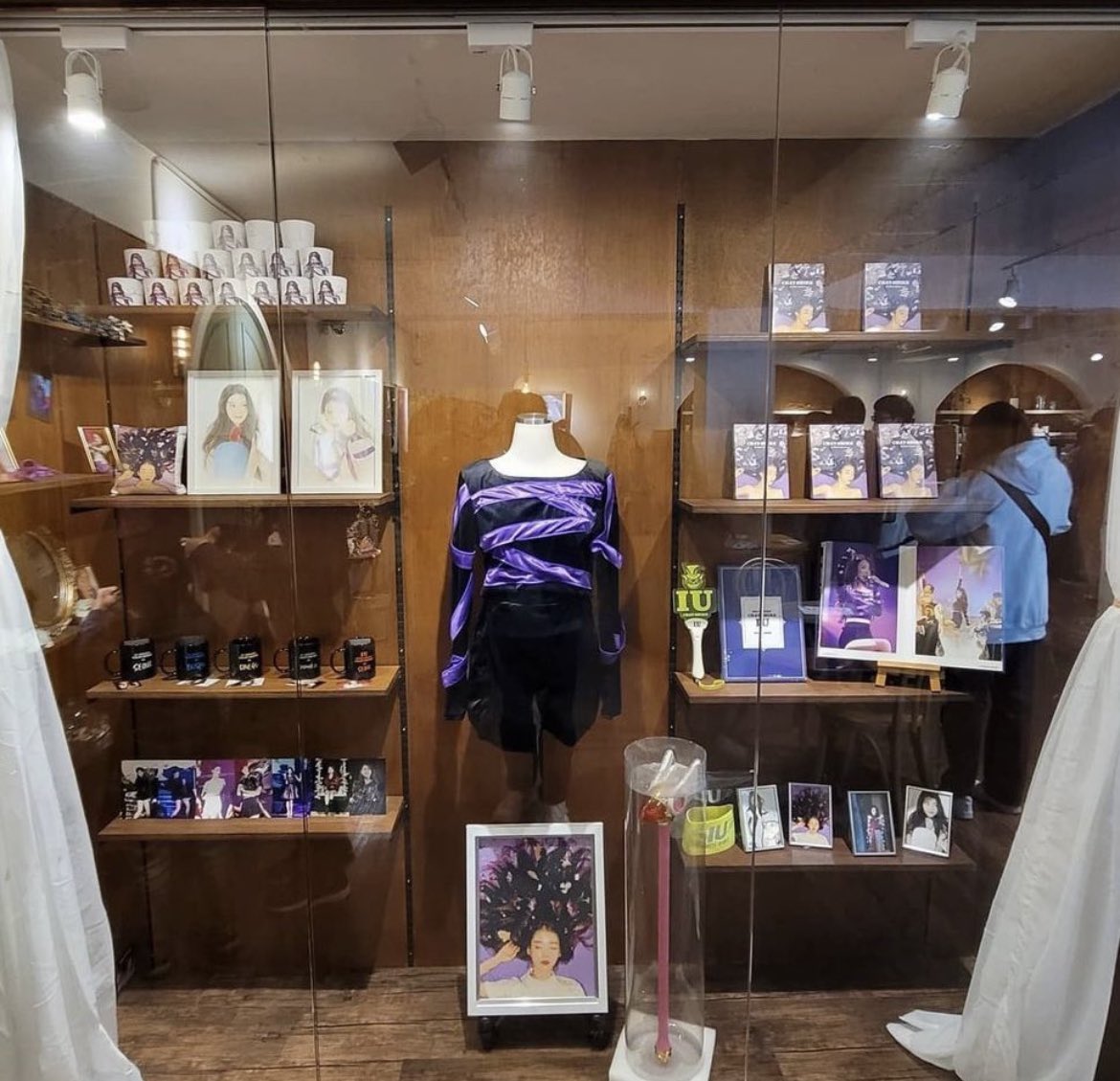 borrow_coffee's tweet photo. 🌰보로우커피🧶
작년 아이유 #컵홀더이벤트
쇼케이스 안에 굿즈, 입었던 의상 등 전시할 수 있습니다. 보틀음료 액자 등 제공됩니다.
#카페대관 #컵홀더이벤트 #무료대관
#서촌컵홀더 #컵홀더이벤트 #생일카페 #아이돌컵홀더 #카페투어 #생일서포트
#컵홀더투어 https://t.co/xms6sCiou9