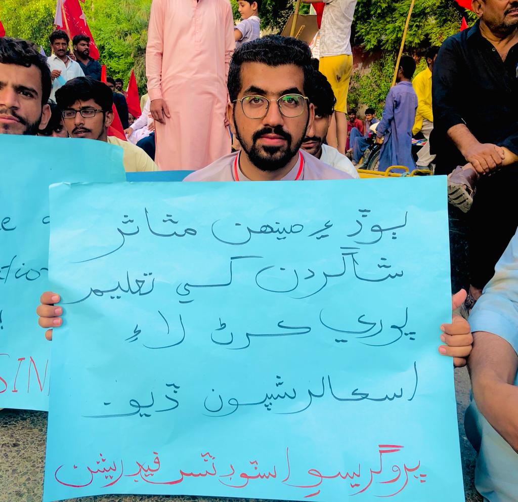 __azhar_s's tweet photo. ٻوڏ ۽ مينهن متاثر شاگردن کي تعليم پوري ڪرڻ لاءِ اسڪالرشپون ڏنيون وڃن.
#SindhRehabilitaionMarch https://t.co/1vjeNRGHEb