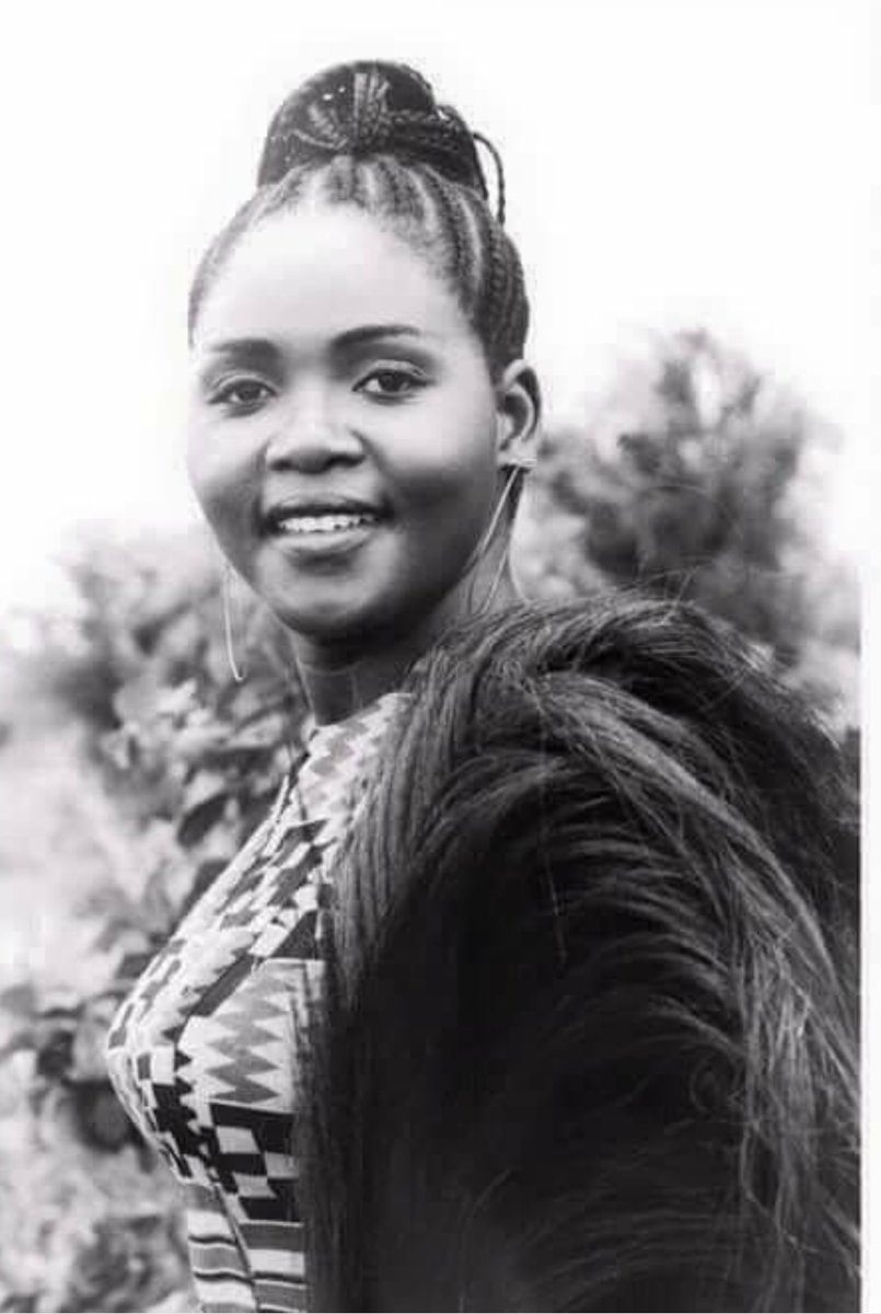 TogoDestination's tweet photo. #Hommage 

Bella Bellow naît le  1er janvier 1945 à #Tsévié, ville située à plus d’une trentaine de kilomètre de Lomé, dans la préfecture de Zio. 

Issue d’une famille nombreuse, elle est la fille aînée d’une fratrie de sept enfants.

#DestinationTogo #Tgculture https://t.co/EWuIpYCaXt
