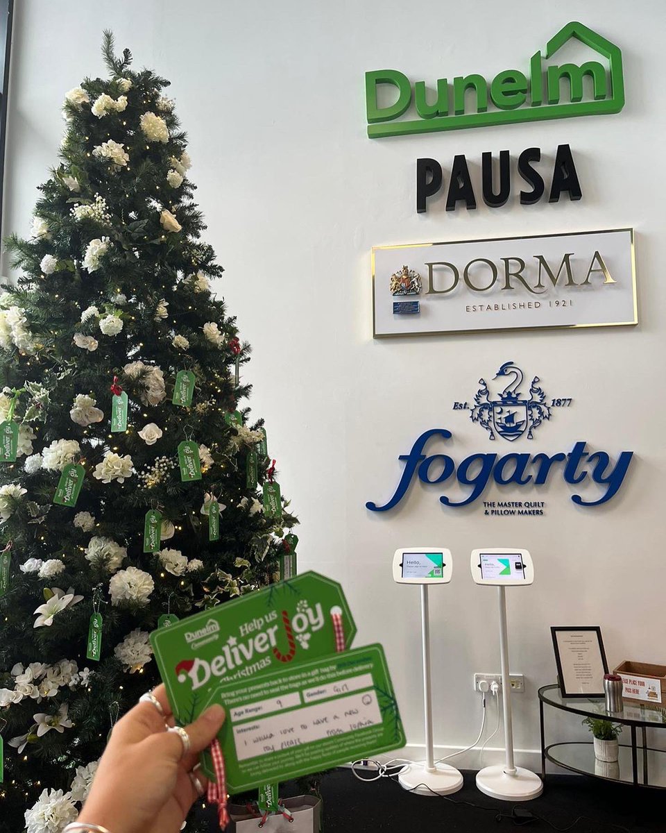 MollysGift6's tweet photo. 💚🎁“DELIVERING JOY”🎁💚

This year we have partnered with @DunelmUK to deliver joy 💚

Dunelm Head Office Staff in Leicester purchased gifts for all of our grant recipients &amp; #HAF2022 children 🙏🏼

Thank you so much @dunelmuk &amp; @emgunn7 for making it happen!

#ToHelpEveryoneSmile https://t.co/fjLP0C8ixg