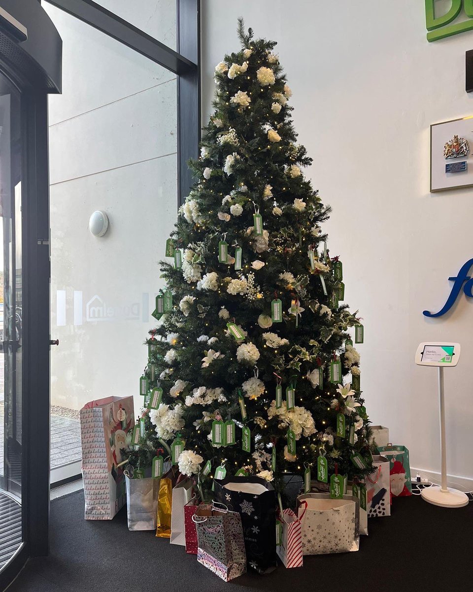 MollysGift6's tweet photo. 💚🎁“DELIVERING JOY”🎁💚

This year we have partnered with @DunelmUK to deliver joy 💚

Dunelm Head Office Staff in Leicester purchased gifts for all of our grant recipients &amp; #HAF2022 children 🙏🏼

Thank you so much @dunelmuk &amp; @emgunn7 for making it happen!

#ToHelpEveryoneSmile https://t.co/fjLP0C8ixg