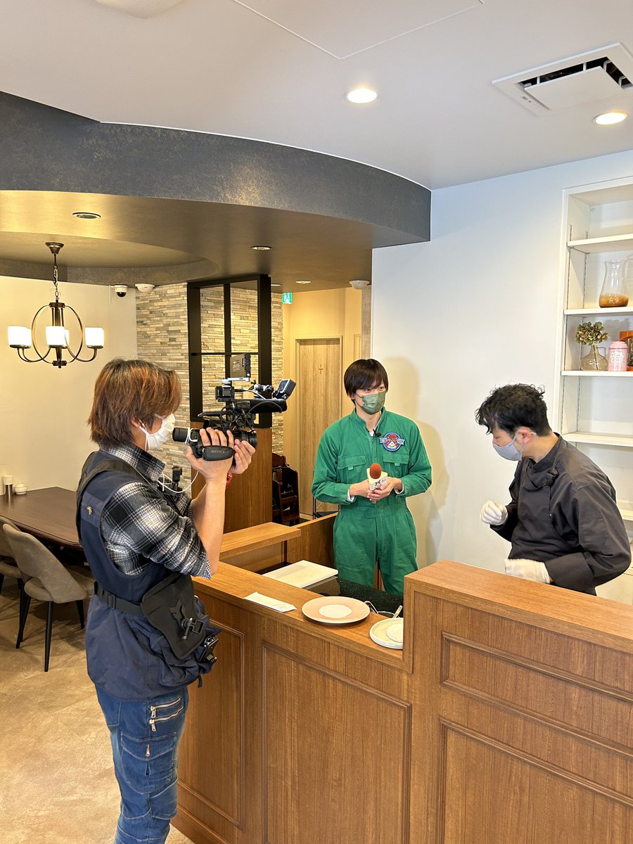 sweetsoclock's tweet photo. 明日12日（月）12時からテレビ神奈川系列の「猫のひたいほどワイド」で、スイーツオクロックの特集が放送されます🎥
岡田翔大郎さんは紳士的で��寧なご対応で、気さくに話して頂きとても楽しい撮影でした✨

#スイーツオクロック
#猫のひたいほどワイド　#猫ひた
#tvk #テレビ神奈川
#岡田翔大郎 https://t.co/aTwiXlDCti