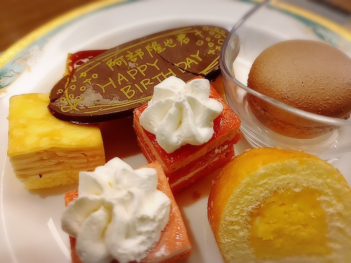 su_da_ti's tweet photo. 阿部君お誕生日おめでとう！阿部君にこれからますます幸あれ！！外出先でお祝いするために、このプレートは持って来てあったのですが…頑張って持ってきたのですが…！割れてた…！！ https://t.co/pwudx7q4sP