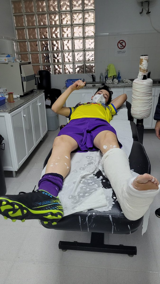 Rocieraoficial's tweet photo. Mucho ánimo a nuestro jugador Marcos Peregrina, del Cadete A, que durante el partido recibió un golpe en la tibia y se lo ha fracturado.

Estamos todos contigo! 💪🏼💛

#SomosBarrio #UnClubParaCrecer https://t.co/20FEakbWfE