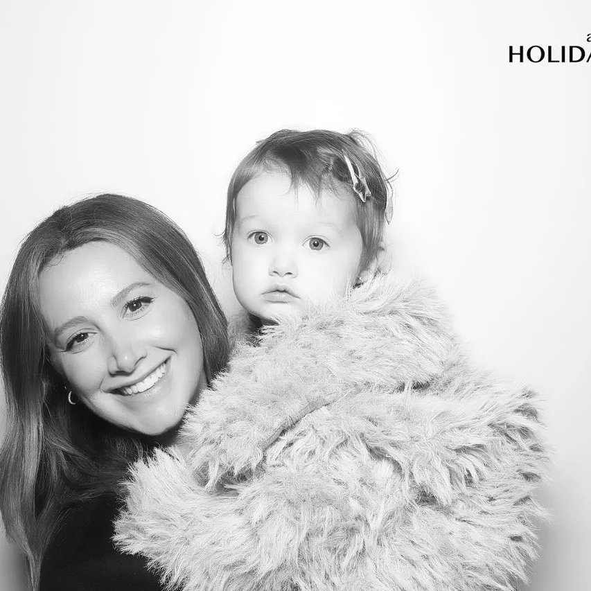 ashleyt_net's tweet photo. Happy Holidays from the French family 🎁🎄 https://t.co/4IZINDoUWR