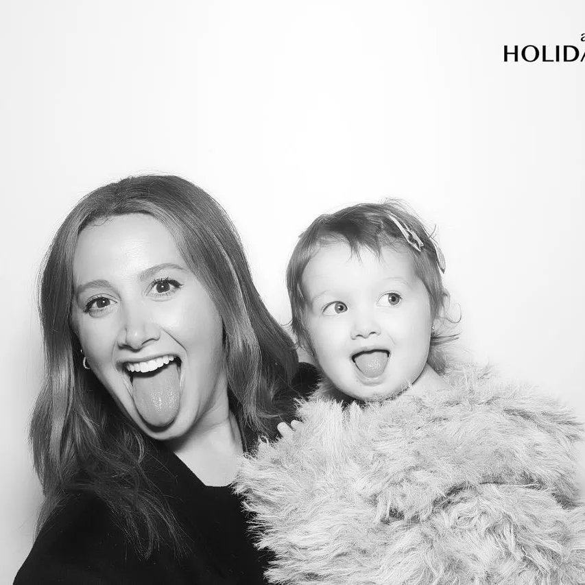 ashleyt_net's tweet photo. Happy Holidays from the French family 🎁🎄 https://t.co/4IZINDoUWR