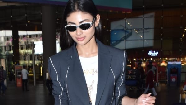 middaygujarati's tweet photo. Mouni Roy clicked at the airport.

#MiddayEntertainment #Entertainment #Mouniroy #mouniroyhot  #bollywoodactress #dancev #celebrity 

https://t.co/W6ASVWMTaG https://t.co/VXNkUzUEM4