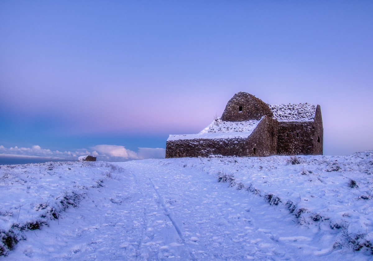 sryanbruenphoto's tweet photo. Cold and wintry Hellfire Club at dusk ❄️
#dublin #sneachta #ireland #savethehellfire #snowhour https://t.co/pB3JXDkWzX