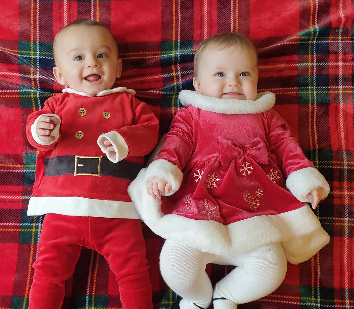 RememberingJoey's tweet photo. My rainbow babies 1st Christmas🌈🎅🏼. The twins were my early Christmas gift after 10 rounds of IVF meds &amp; 6 transfers on own. Waiting for my bauble with their names &amp; my missed Joey's 👼💔 on &amp; this frame for my parents. Hope it arrives &amp; they like it. Will get my own frame soon. https://t.co/dzsyk9108X