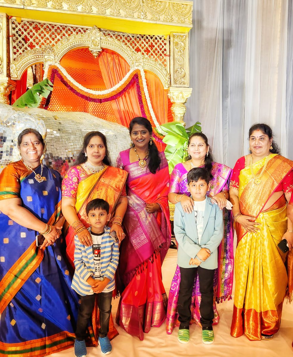 udayrupani's tweet photo. హైదరాబాద్ నందు జరిగిన ఎమ్మెల్సీ #తక్కెలపల్లి_రవీందర్రావు_సంధ్యారాణి దంపతుల ద్వితీయ కుమారుడు  డా దుస్వాంత్ రావు డా శ్వేత ల వివాహ మహోత్సవానికి హాజరై నూతన దంపతులను ఆశీర్వదించిన నేరేడుచర్ల BRS పార్టీ పట్టణ అధ్యక్షురాలు &amp; మున్సిపల్ వైస్ చైర్ పర్సన్ @SrilathareddyC 
@TelanganaCMO
#BRS https://t.co/Fa0bILrGgk