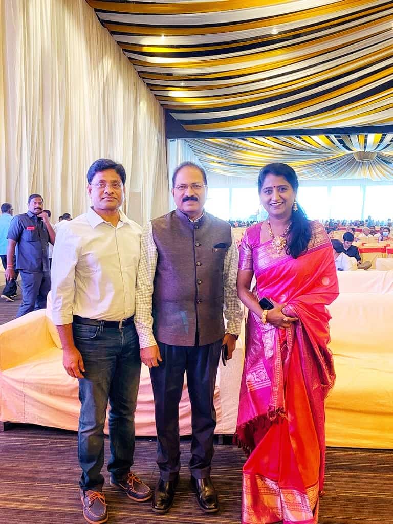 udayrupani's tweet photo. హైదరాబాద్ నందు జరిగిన ఎమ్మెల్సీ #తక్కెలపల్లి_రవీందర్రావు_సంధ్యారాణి దంపతుల ద్వితీయ కుమారుడు  డా దుస్వాంత్ రావు డా శ్వేత ల వివాహ మహోత్సవానికి హాజరై నూతన దంపతులను ఆశీర్వదించిన నేరేడుచర్ల BRS పార్టీ పట్టణ అధ్యక్షురాలు &amp; మున్సిపల్ వైస్ చైర్ పర్సన్ @SrilathareddyC 
@TelanganaCMO
#BRS https://t.co/Fa0bILrGgk