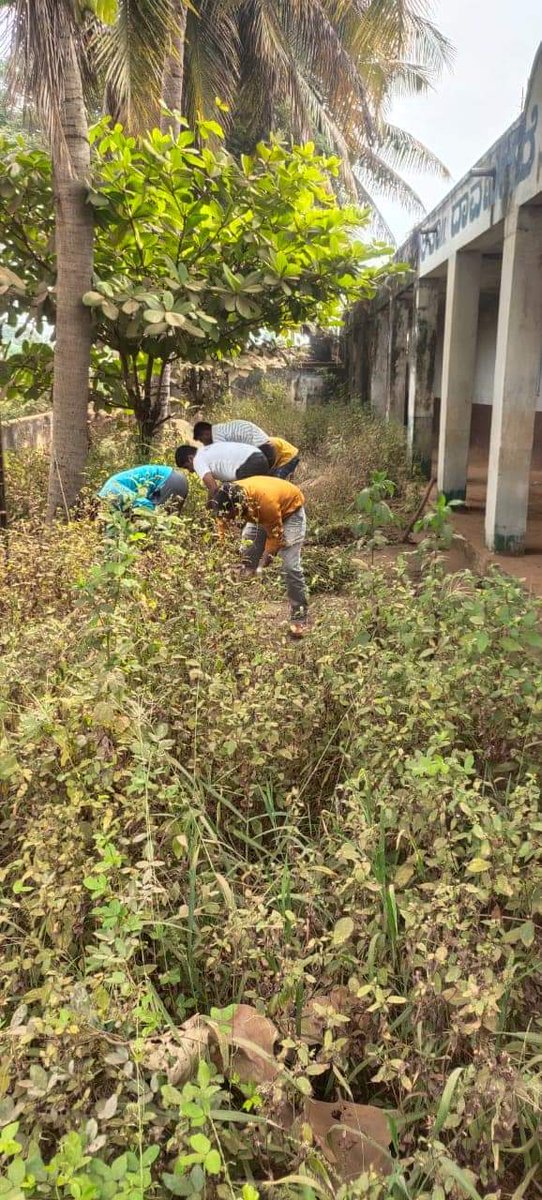 yuva_brigade's tweet photo. #SwachhBharat #CleanlinessIsHealth
#YuvaBrigade volunteers along with localites cleaned  Govt Higher Primary School at Channagiri Taluk, Davanagere. This was the first phase of cleaning drive to give new tidy look to the school. https://t.co/kLIKgchUiG