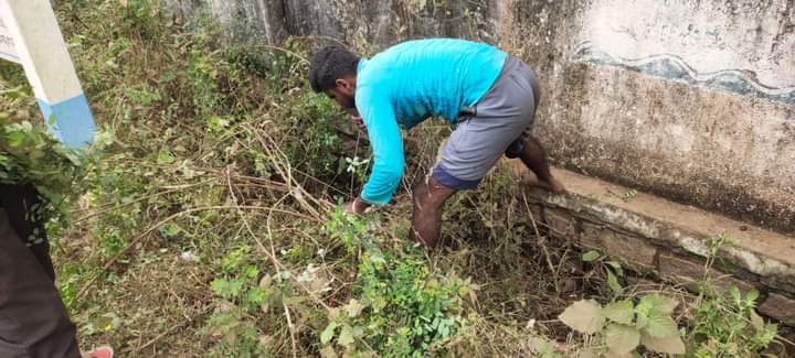 yuva_brigade's tweet photo. #SwachhBharat #CleanlinessIsHealth
#YuvaBrigade volunteers along with localites cleaned  Govt Higher Primary School at Channagiri Taluk, Davanagere. This was the first phase of cleaning drive to give new tidy look to the school. https://t.co/kLIKgchUiG