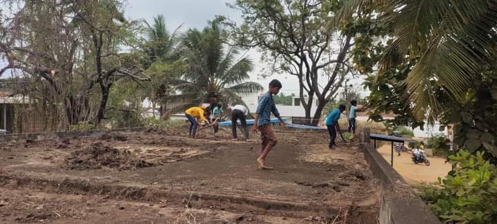 yuva_brigade's tweet photo. #SwachhBharat #CleanlinessIsHealth
#YuvaBrigade volunteers along with localites cleaned  Govt Higher Primary School at Channagiri Taluk, Davanagere. This was the first phase of cleaning drive to give new tidy look to the school. https://t.co/kLIKgchUiG