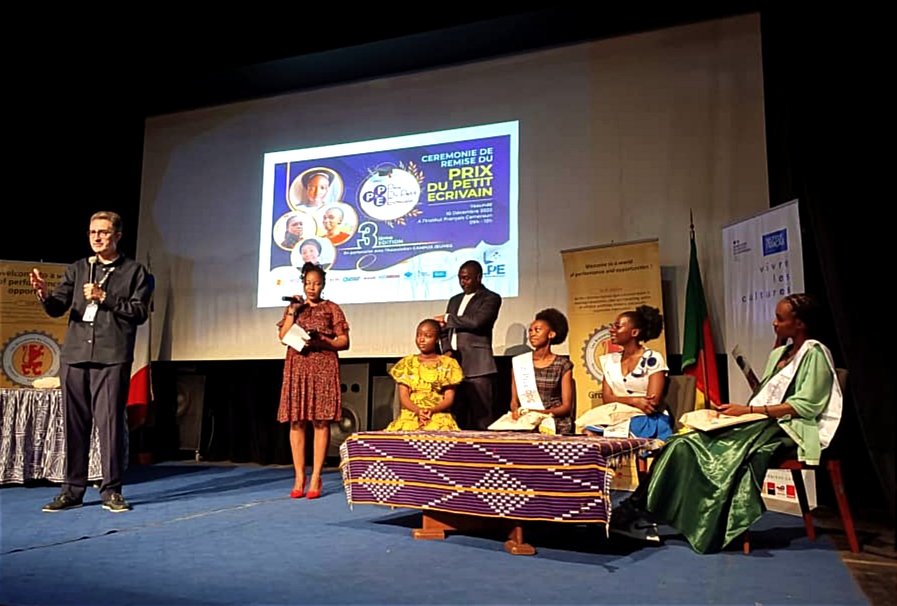 YannLorvo's tweet photo. @IFCameroun @IFParis @FRauCameroun avec l'association @LepetitEcriain ! C'est plus qu'un concours!... C'est une aventure à travers les mots et les textes de jeunes écrivains en herbe! Ils sont publiés dans le litterarium du site dédié à ces talents! Simplement le plaisir d'écrire https://t.co/szVBKJItfr