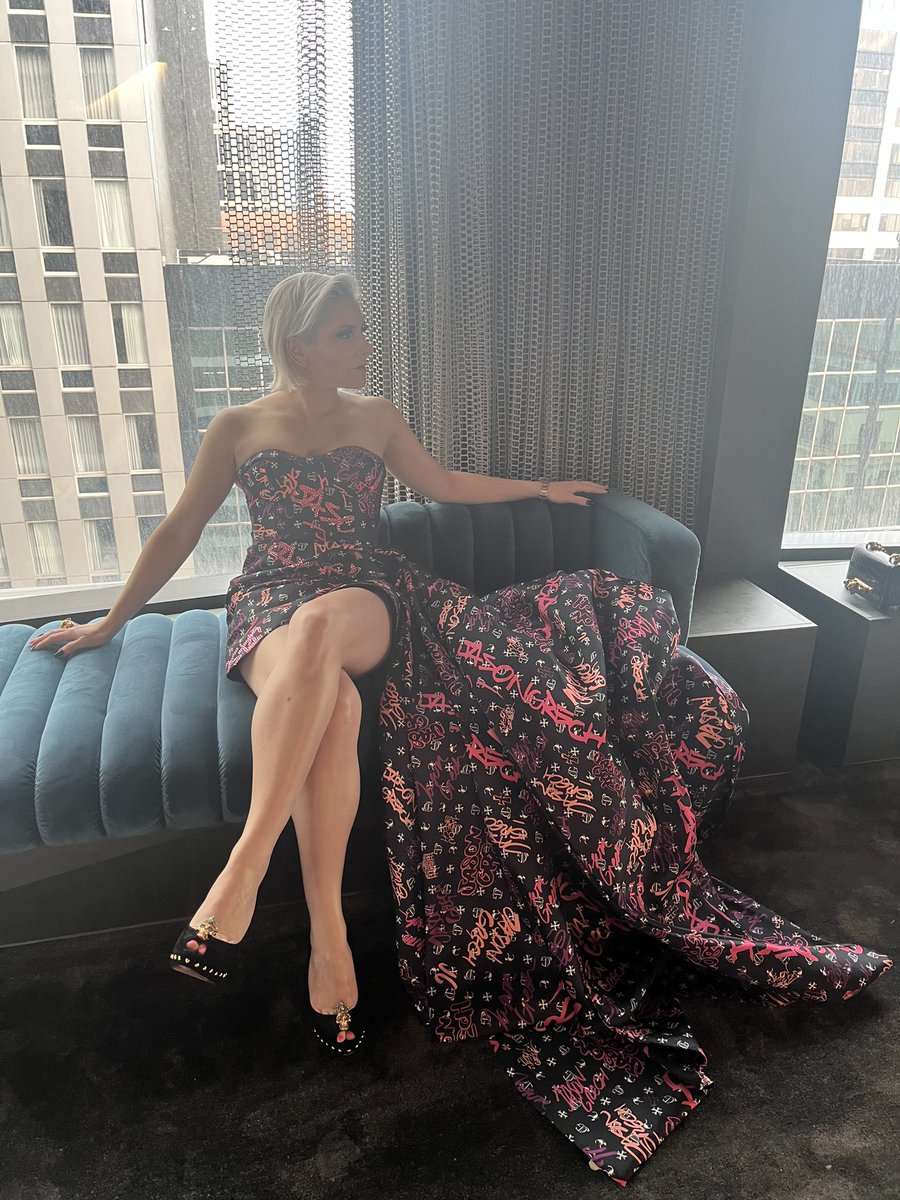 SimonaPVS's tweet photo. Queen 👸 

#ngvgala #ngvgala2022 #jasongrech #alexandermcqueen #seeninmcqueen #mykindofnormal https://t.co/HinLAvHMr4
