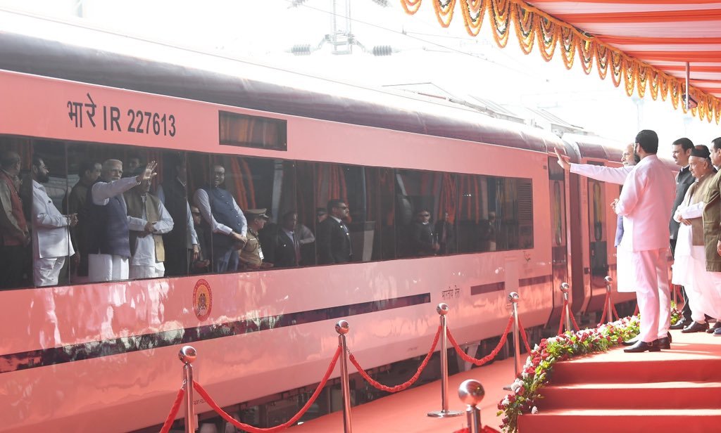 UrbanMemesBody's tweet photo. Hon'ble PM Shri Narendra Modi in the presence of Chief Minister Eknath Shinde flags off India’s sixth Vande Bharat train on the Nagpur-Bilaspur route

#FilePics

#NarendraModi #VandeBharatExpress #modiinnagpur #ModiHaiToMumkinHai #ModiGovt #ModiInGoa #NaMoApp 
#SuperfastCM https://t.co/CZlc9pOFBX
