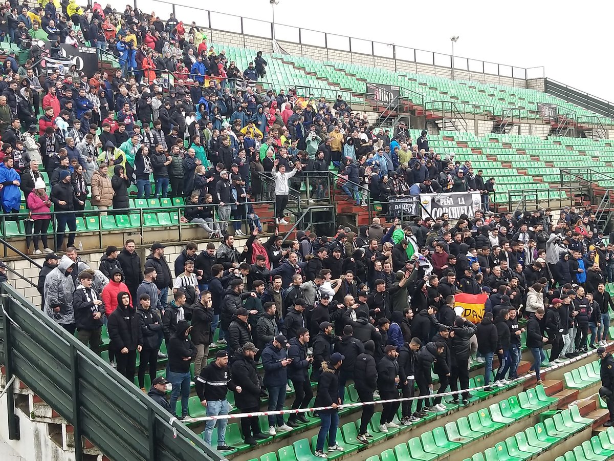 PabloBlazquezE's tweet photo. Día de derby.
Pase lo que pase, que no se pierda ésto 👇
Aúpa Bada!
#meridabadajoz
#nicontigonisinti https://t.co/Z5aJpmCKkx
