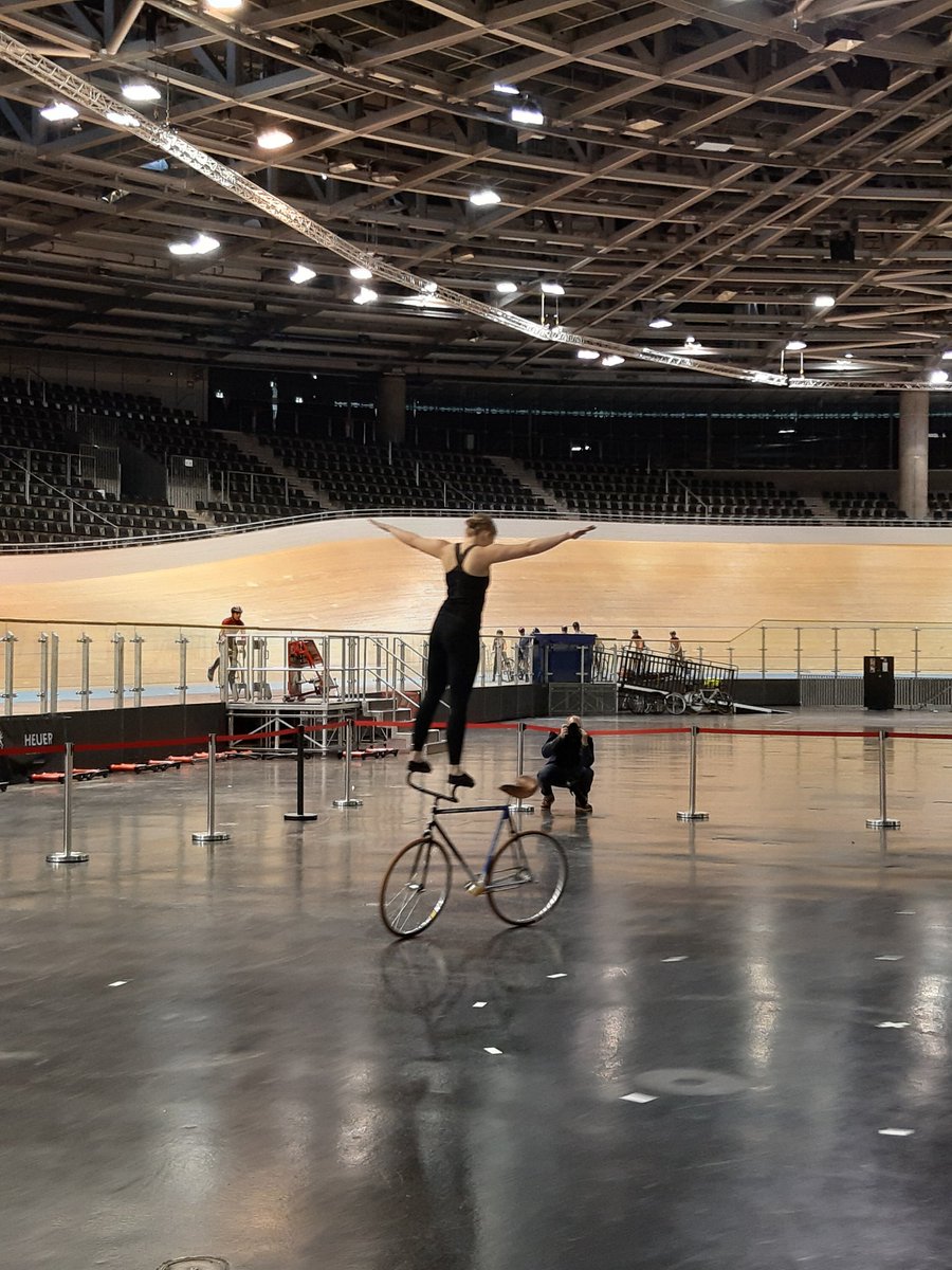 Im Berliner Velodrom kann man auch sehr kunstvoll im Kreis fahren. 😉 #wirsindradsportinberlin #velodrom #Kunstrad