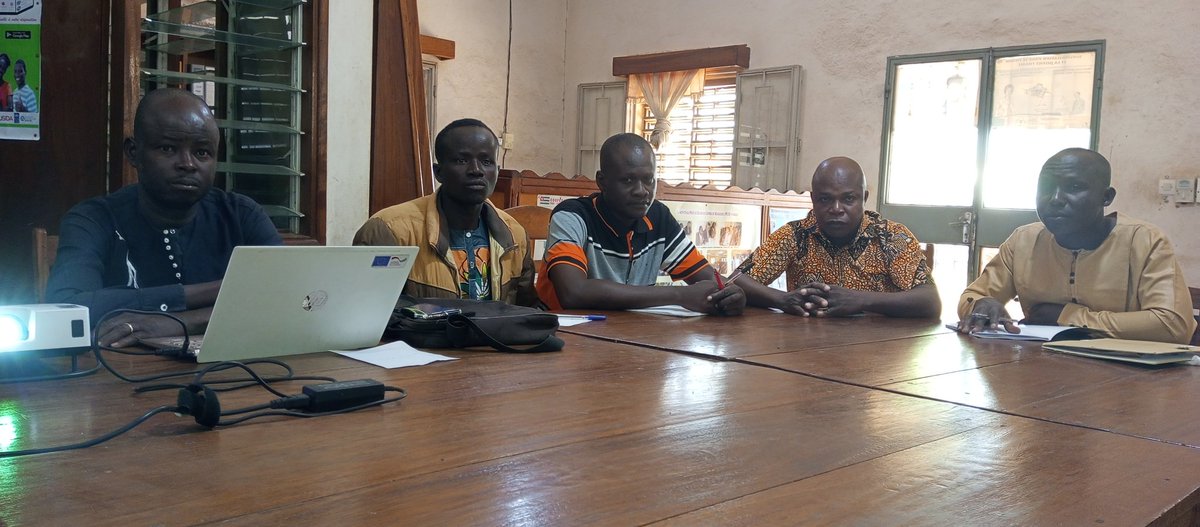 OngCdd's tweet photo. Mise en œuvre du projet AEDAL/ATPC - Fin à la Déf à l'Air Libre (FDAL) dans 5 com des savanes Kdjal-Ouest1, Oti 1, Oti-sud 1, Cink 1-Tandj1.L'équipe du projet en ordre de bataille autour du Coordinateur de CDD Paul Kanfitine.Projet financé par l'UNICEF. #CDD #UNICEF #tgtwittos https://t.co/SSNYC9TlvP