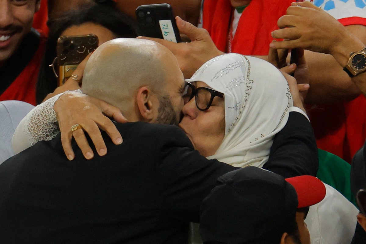 MANAlMisned's tweet photo. تقرُّ العين ويسعد القلب بالمشاهد التاريخية للترابط الأسري في مونديال #قطر2022، فالعائلة هي سر النجاح الأول بعد توفيق الله. https://t.co/zcPjCGQ9Tv