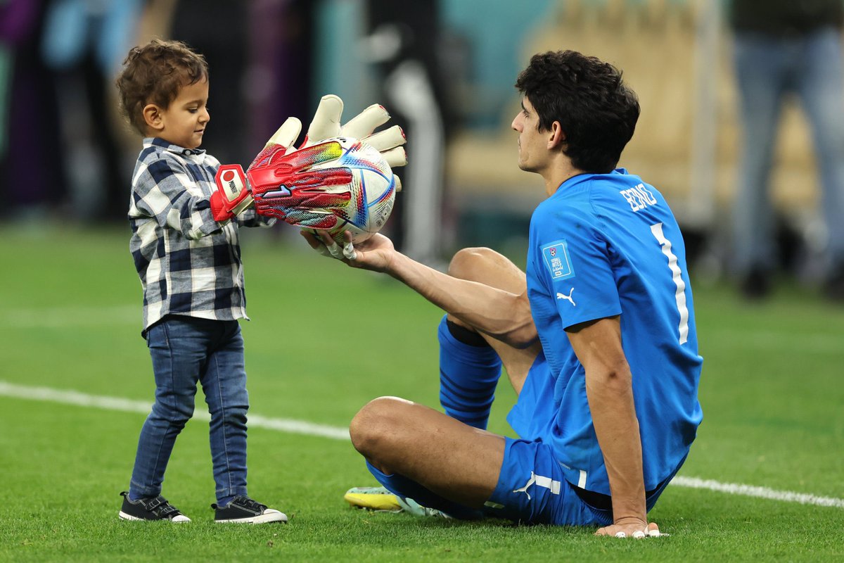 MANAlMisned's tweet photo. تقرُّ العين ويسعد القلب بالمشاهد التاريخية للترابط الأسري في مونديال #قطر2022، فالعائلة هي سر النجاح الأول بعد توفيق الله. https://t.co/zcPjCGQ9Tv